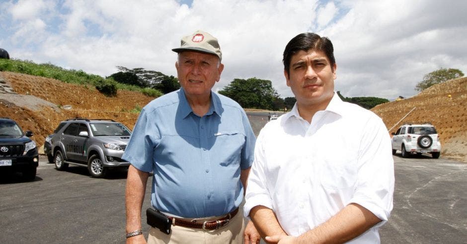 Rodolfo Méndez, ministro de Obras Públicas y Transportes y Carlos Alvarado, presidente de la República.