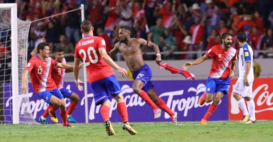 Kendall Waston celebró por lo alto el gol de la clasificación al Mundial Rusia 2018