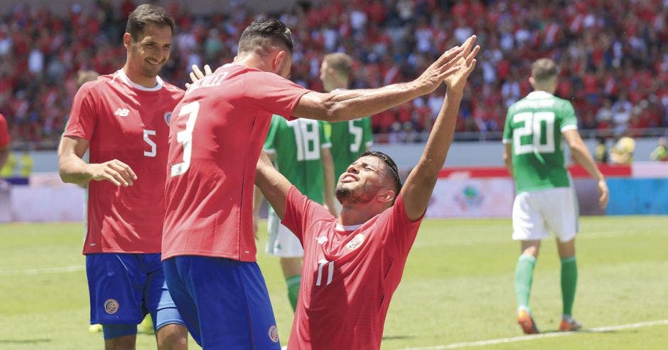 Johan Venegas celebra su gol con Giancarlo González y Celso Borges.