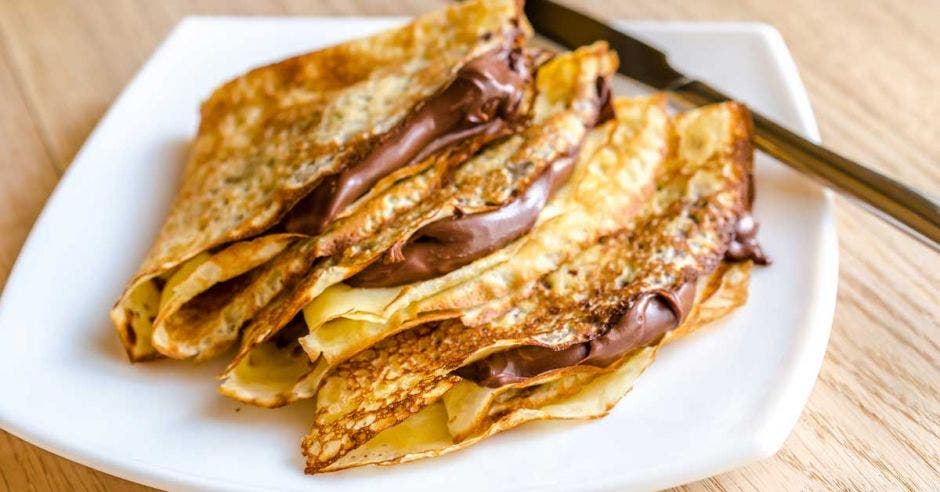 crepas rellenas de chocolate servidas en un plato