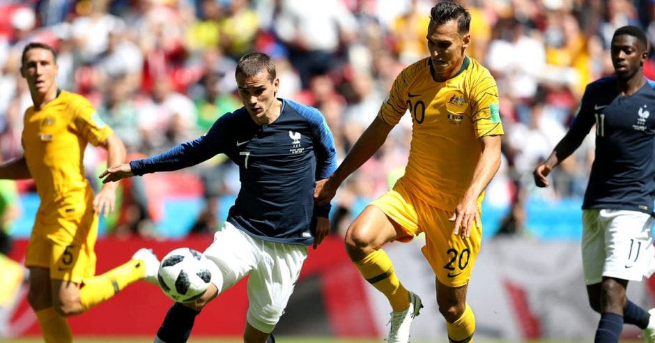 Antoine Griezmann controla el balón