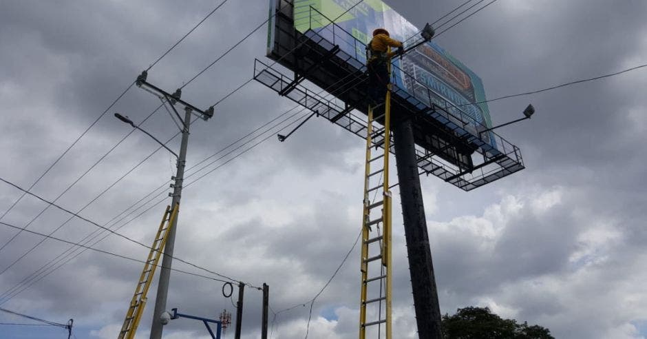 Un trabajador eléctrico ajusta el cableado