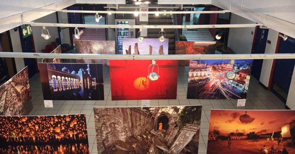 Varias fotografías expuestas en una galería