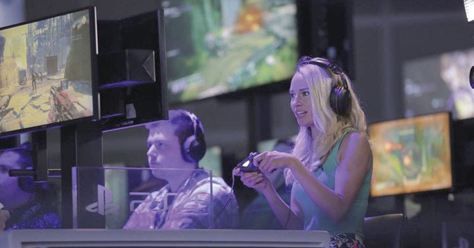 Mujer jugando videojuegos en la E3