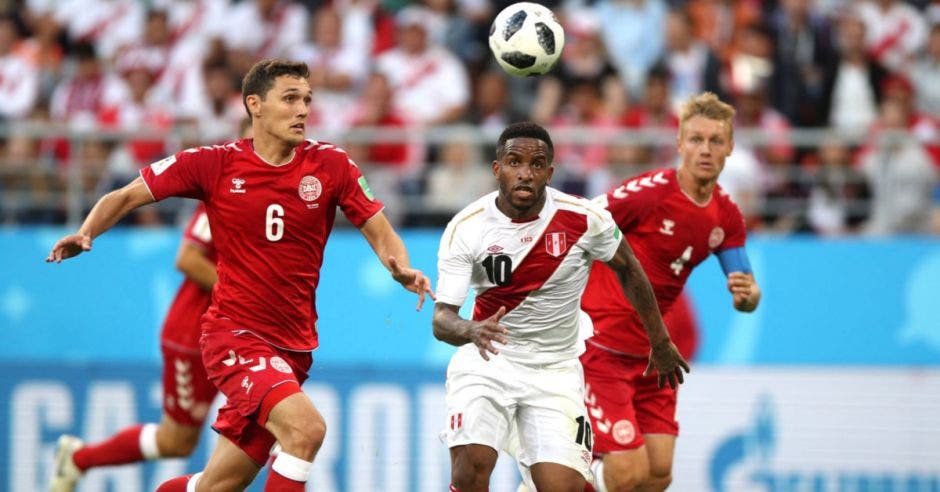 Farfán lucha la pelota contra los defensas daneses