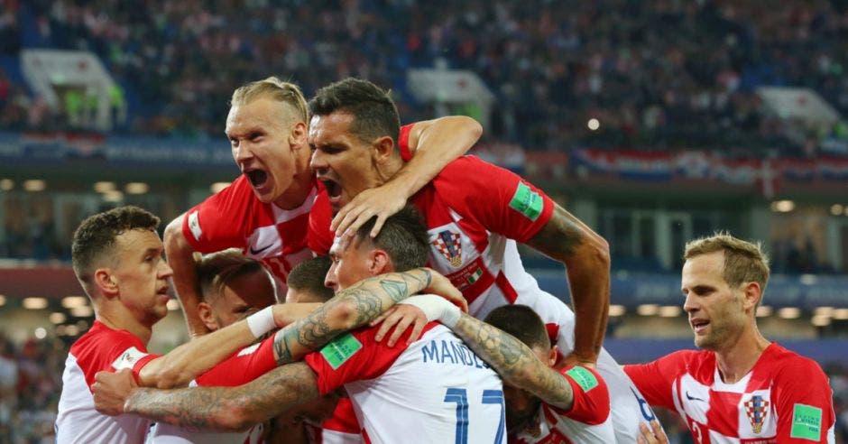 Los jugadores de Croacia celebran un gol