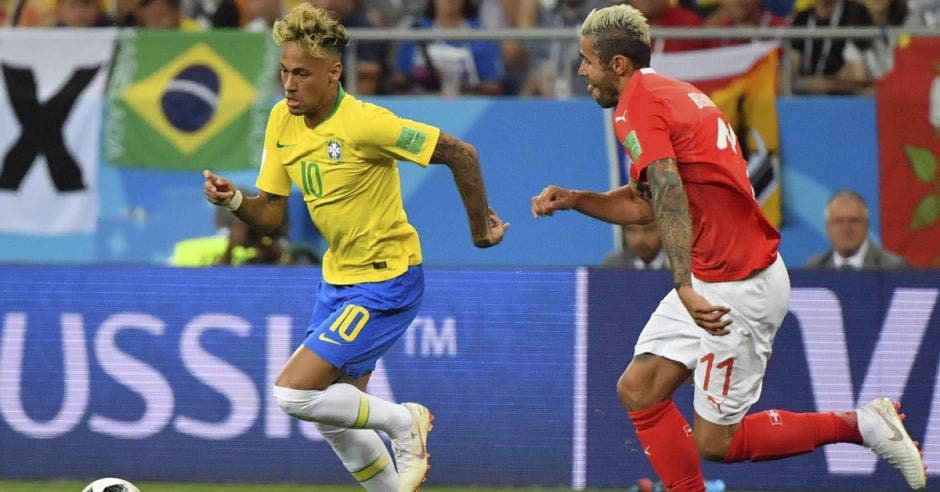 Neymar Jr de Brasil ataca la defensa suiza en el encuentro por el Grupo E del Mundial Rusia 2018.