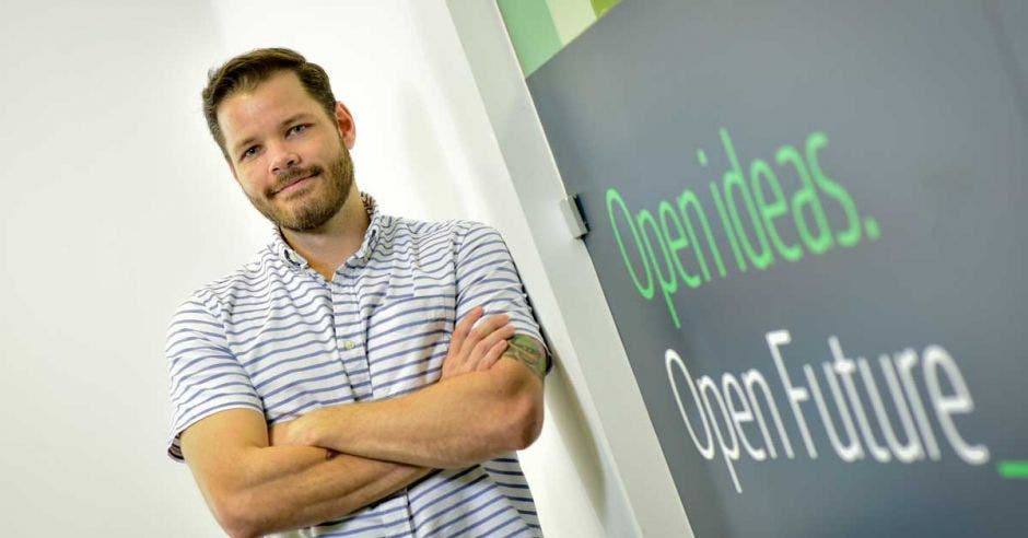 Juan José Muñoz, responsable de Telefónica Open Future, posa con una camisa a cuadros sobre una pared.