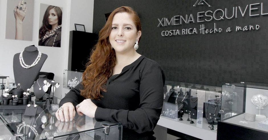 Joyera tica Ximena Esquivel en su tienda.