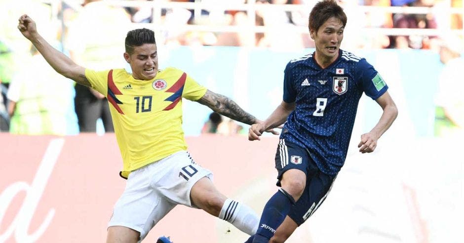 James Rodríguez marca fuertemente a Genki Haraguchi