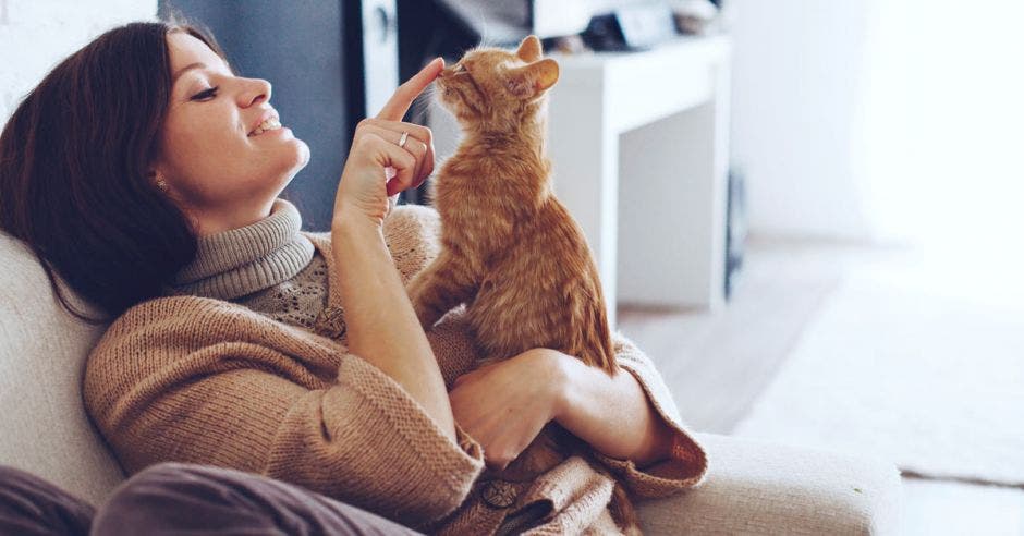 Mujer con un gato.