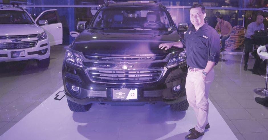 Rodolfo Araya posa junto al Chevrolet TrailBlazer durante su lanzamiento