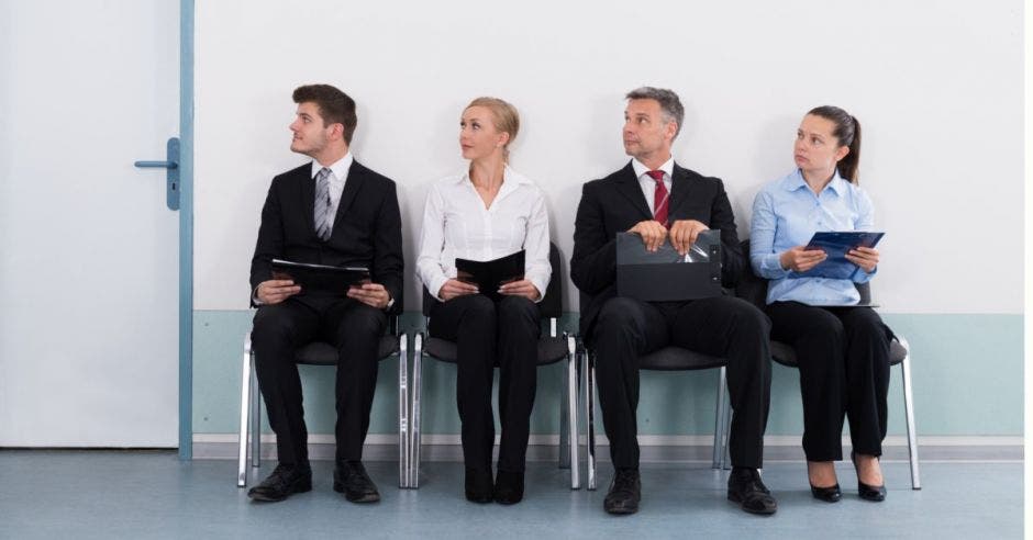 Personas esperando por una entrevista de trabajo.