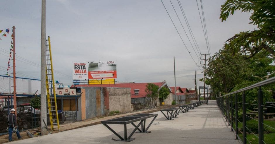 Se ve un andén en calle blancos