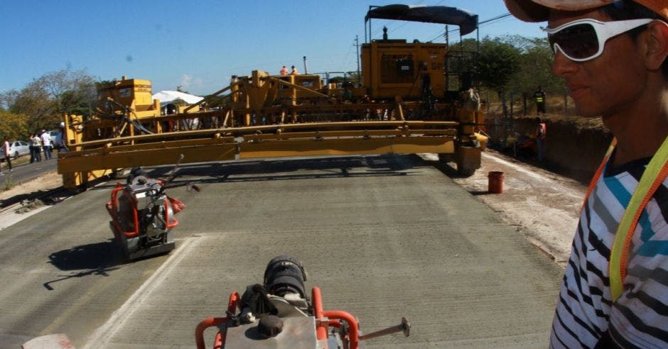 Maquinaria trabajando en carretera