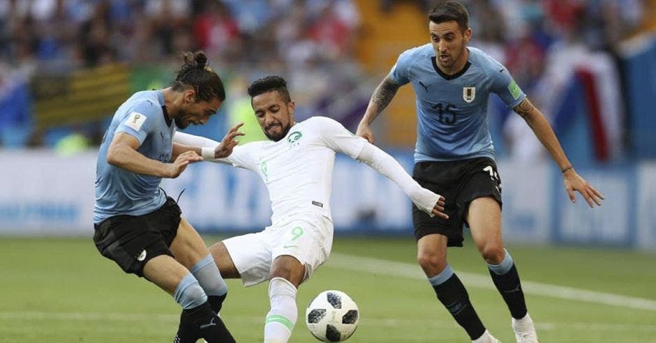 Martin Cáceres controla el balón