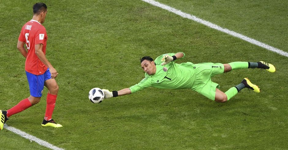 Keylor Navas rechaza la pelota