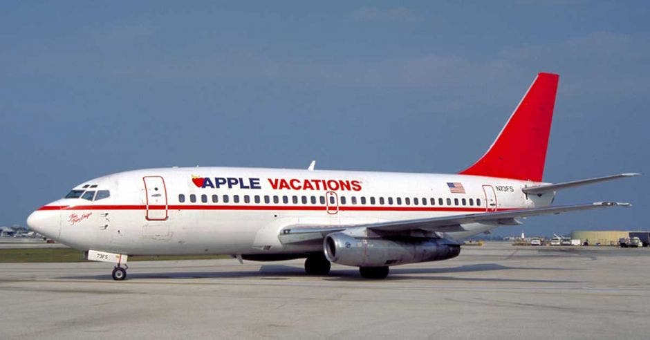 avion de Apple Vacation en una pista