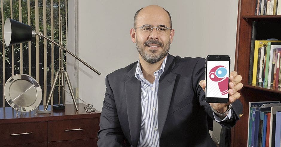 Mario Hernández, director y cofundador de Impesa, posa con un celular