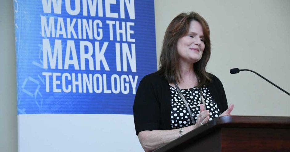 Gwen Shivley, vicepresidenta global de Ingeniería e Infraestructura de Sykes, ofreció un discurso en el primer SWIT del año