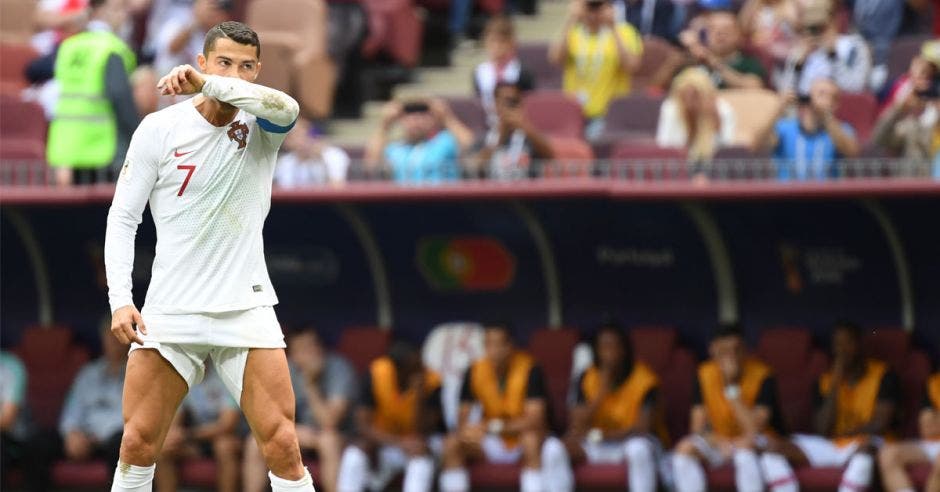 Cristiano Ronaldo se prepara a lanzar un tiro libre con Portugal