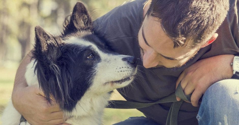 Joven con un perro