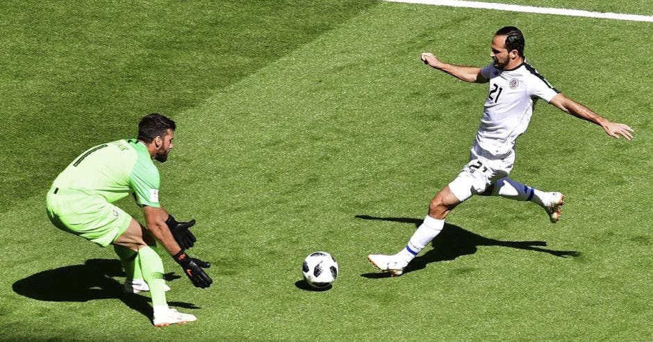 Michael Umaña intenta ganarle el balón al portero Alisson