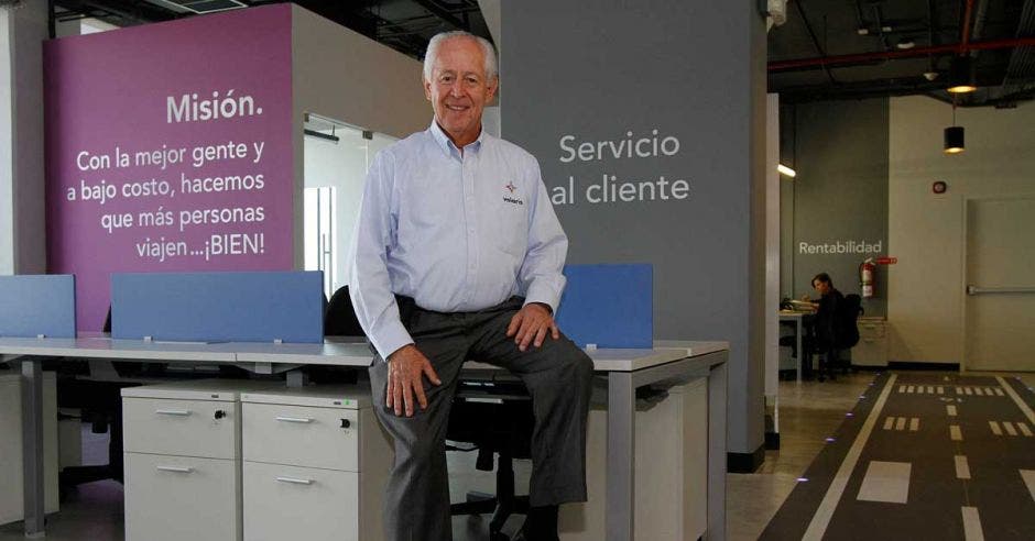 Fernando Naranjo, gerente general de Volaris Costa Rica, posa sentado en un counter de la compañía.
