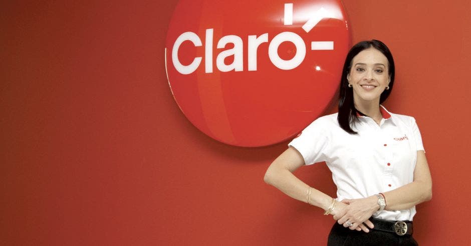 Carolina Sánchez y de fondo el logo de Claro