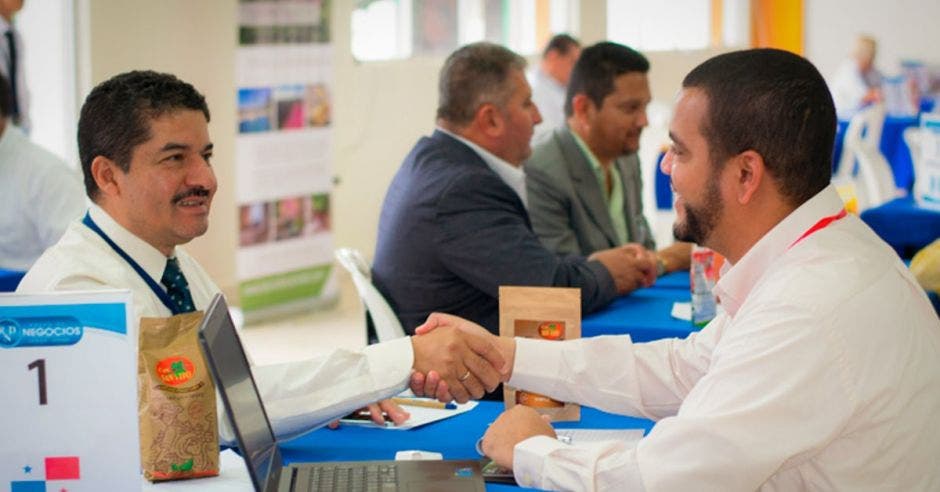 Empresarios en rueda de negocios.