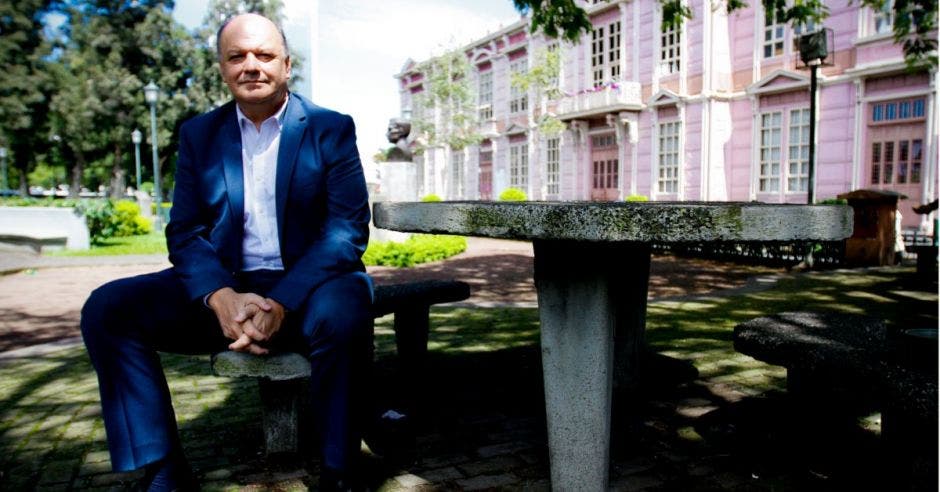 Rodolfo Piza sentado en un parque  en san josé centro