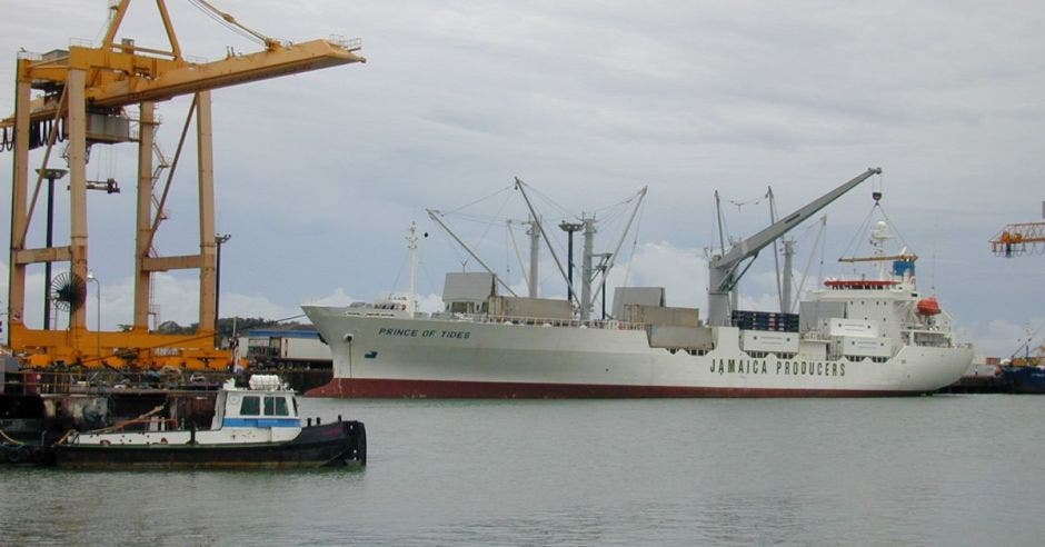 Un barco espera en el muelle a ser descargado