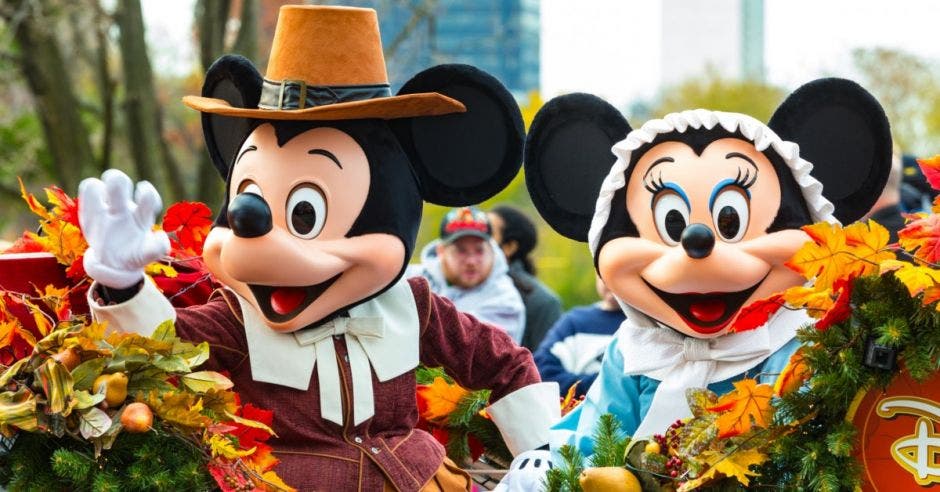 Mickey y Minnie Mouse en un desfile de disney