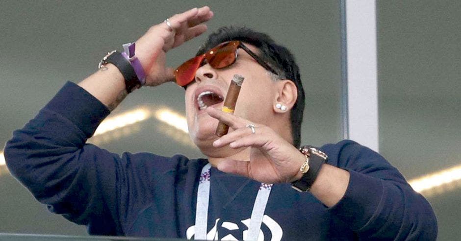 Diego Maradona fumando un puro en el Estadio