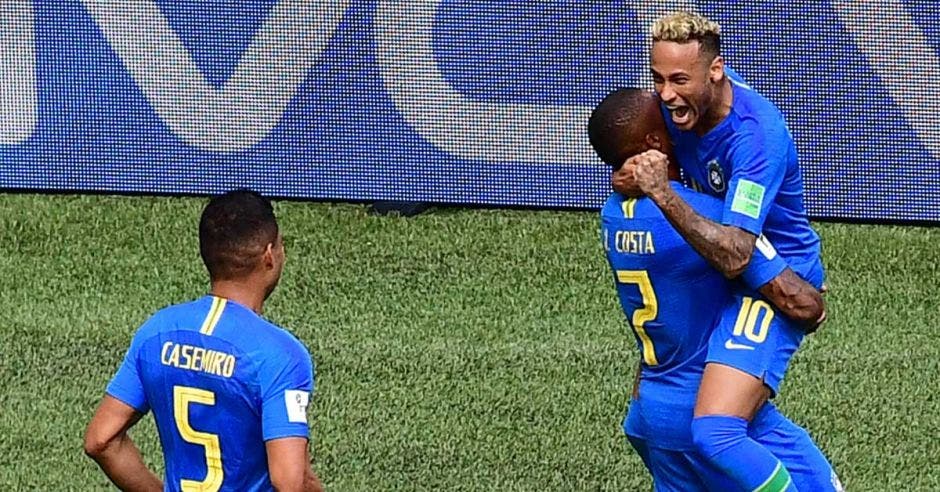 Neymar celebra su anotación con Douglas Costa