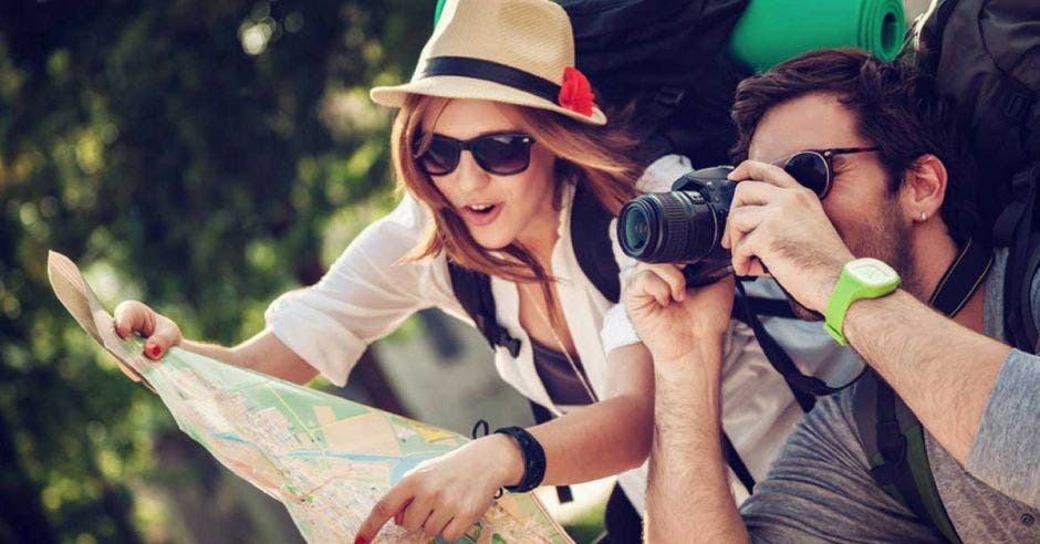 turistas viendo un mapa