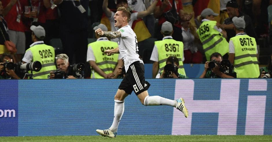 Toni Kroos celebra su golazo a los 95' para vencer a Suecia.