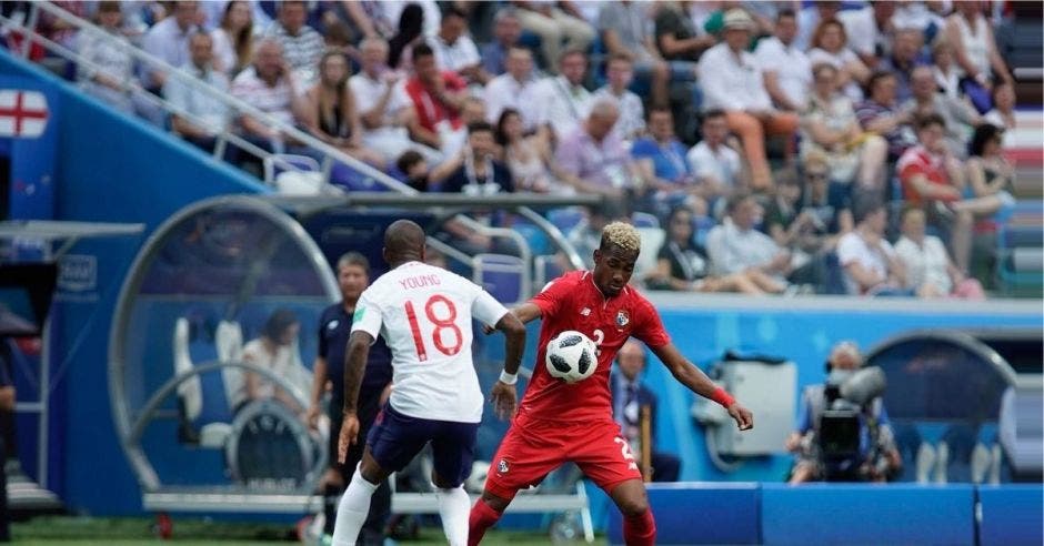 Michael Murillo, de Panamá, disputa un balón con el inglés Ashley Young.