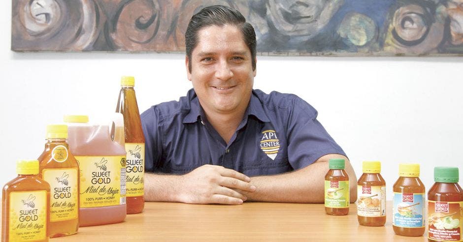 Franklin, al frente una mesa con los productos