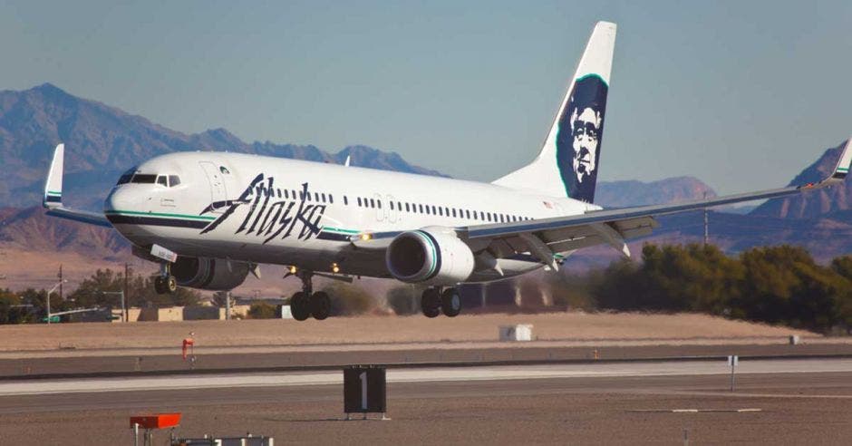 Un avión de Alaska se alista para despegar