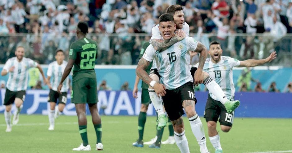 Marcos Rojo celebra su anotación