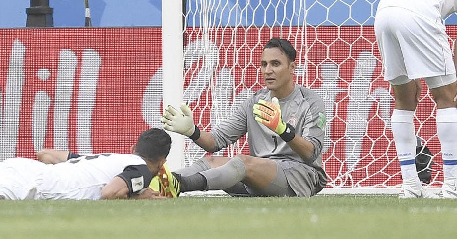 Keylor Navas y el equipo nacional de Costa Rica luego del primer gol de Brasil el viernes pasado en el Mundial de Rusia 2018