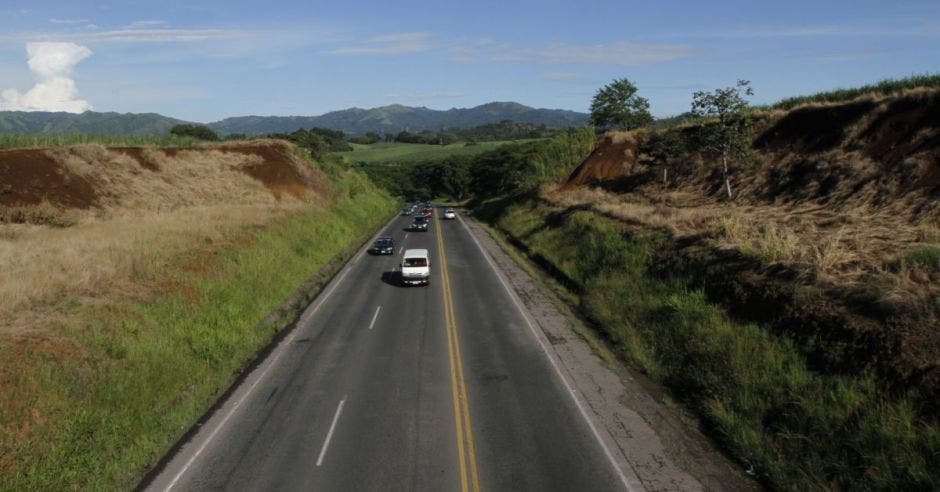 La carretera luce desierta en San Ramón.