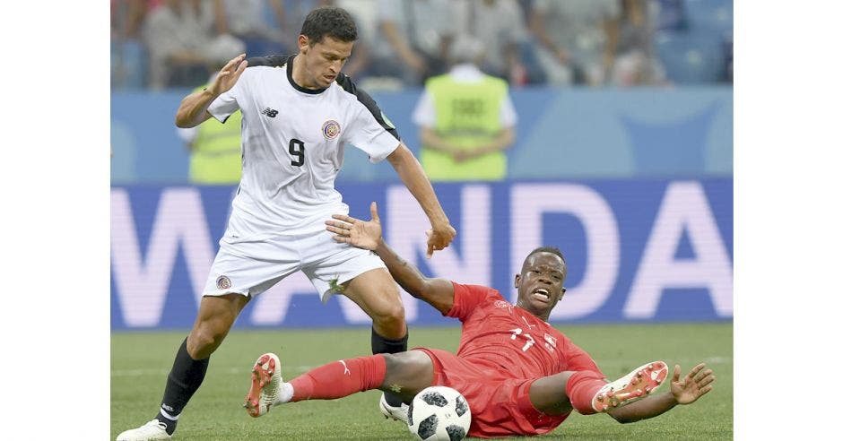 Daniel Colindres lucha un balón con la Selección