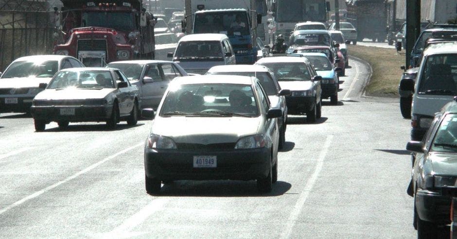 Varios carros en línea en una presa