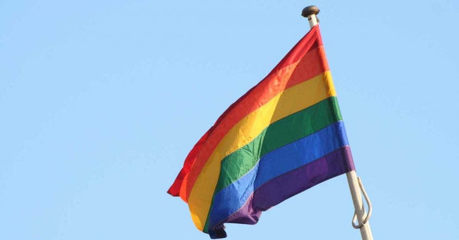 Una bandera con los colores del arcoiris izada