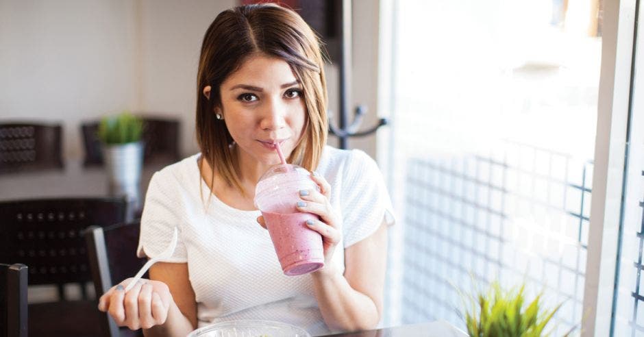 mujer tomando batido