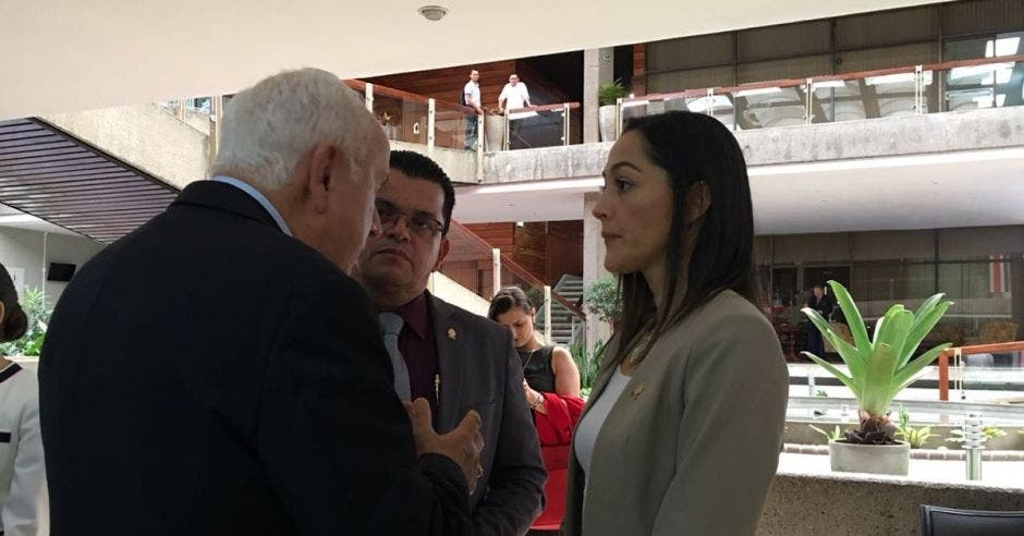María Inés y Rodolfo Méndez conversan en la presidencia.