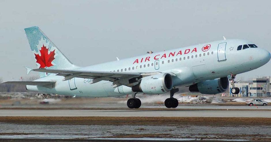 avión de Air Canada despegando