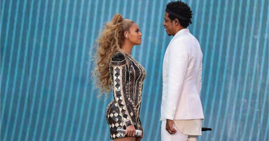 Beyonce junto a su esposo Jay-Z en una presentación